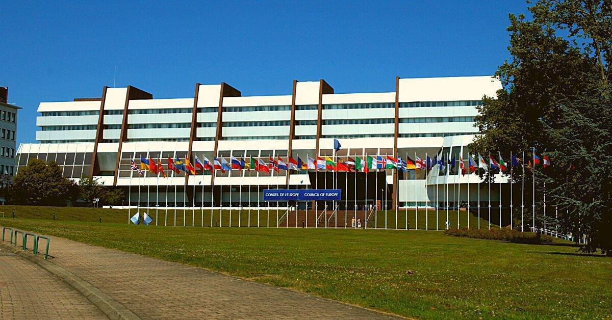 Tak, obowiązujący Polskę tekst Konwencji Stambulskiej to tekst francuski i angielski