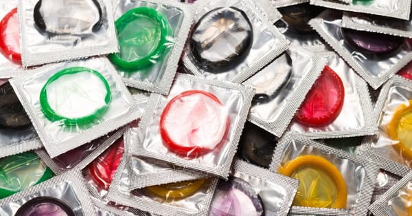 Czy farmaceuta będzie mógł odmówić sprzedaży prezerwatyw? Wyjaśniamy.